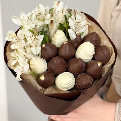 Букет из клубники в шоколаде и альстромерий Елизаветав Клубника по цене 4990 ₽