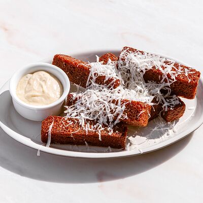 Чесночные гренки с соусом Блю чиз в Brasserie Lambic по цене 610 ₽