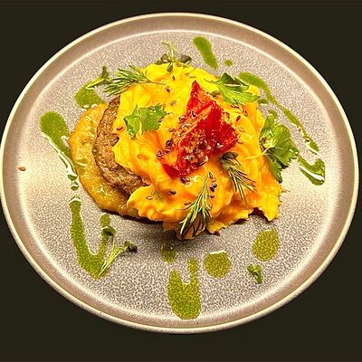 Бифштекс из говядины с драником и скрэмбл в Stories по цене 699 ₽