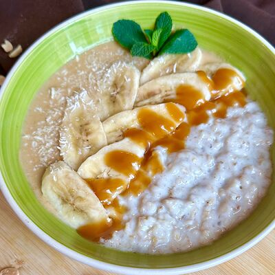 Овсяная каша Банан, арахисовая паста и карамель в Вкус кофе по цене 345 ₽