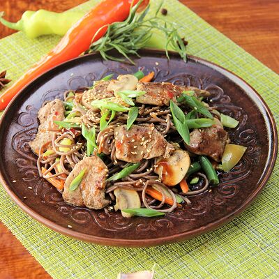 Соба со свининой и грибами в сингапурском соусе в АрисА - лавка азиатской еды по цене 550 ₽