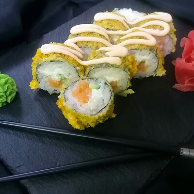 Горячий ролл Лосось в Sushiko по цене 749 ₽