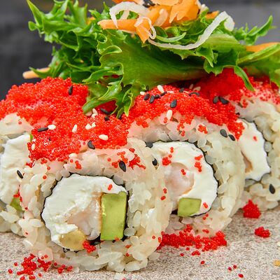 Внутри креветка и авокадо, сверху много икры масаго в 96 азиаток по цене 675 ₽