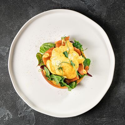 Яйцо бенедикт с лососем в Amarena по цене 1040 ₽