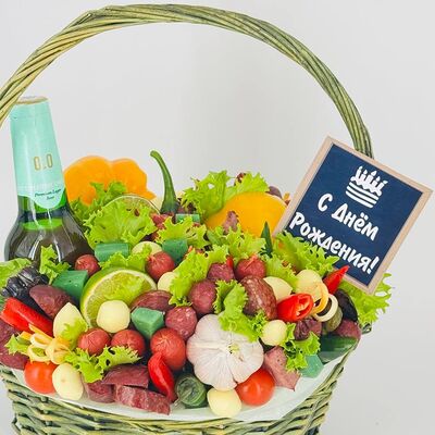 Корзина с колбасами халяль и безалкогольным пивом на День рождения в Дарите красиво по цене 7340 ₽