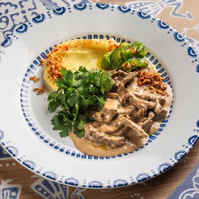 Бефстроганов из хакасского быка с картофельным кремом и огурцами ткемали в Дзеими по цене 718 ₽