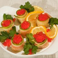 Слабосоленая сёмга с творожным сыром и красной икрой в Троя