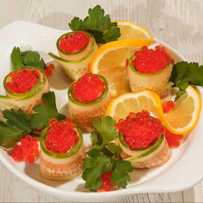 Слабосоленая сёмга с творожным сыром и красной икрой в Троя по цене 860 ₽