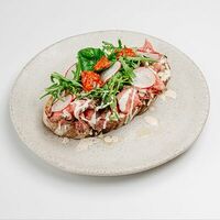 Брускетта с ростбифом в Beyond