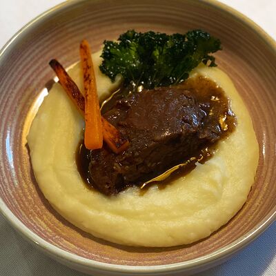 Томлёная говяжья щёчка в собственном соку с нежным картофельным пюре в Разные Зерна по цене 890 ₽