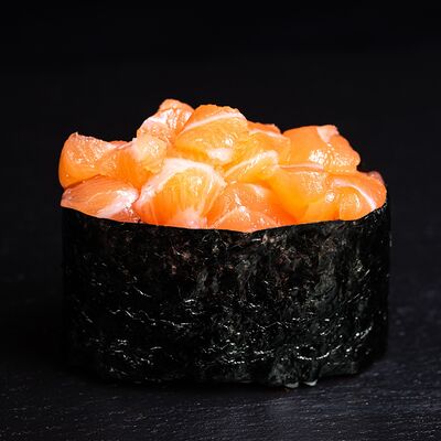 Острый гункан с лососем в Ньокки по цене 195 ₽