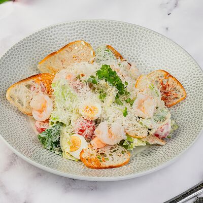 Салат Цезарь с креветкой в Круассан-кафе по цене 705 ₽