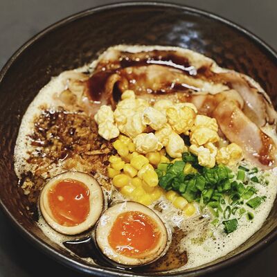 Кукурузный рамэн с беконом и попкорномв Daimyoramen по цене 750 ₽