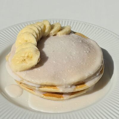 Панкейки с кокосовым топпингом и бананом в Grechka по цене 370 ₽