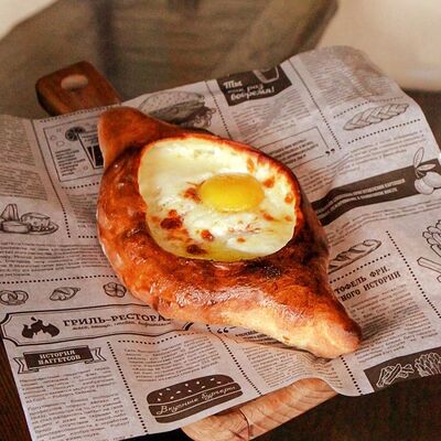 Хачапури по-аджарски в Арт-шоу ресторан Балаган Сити по цене 630 ₽