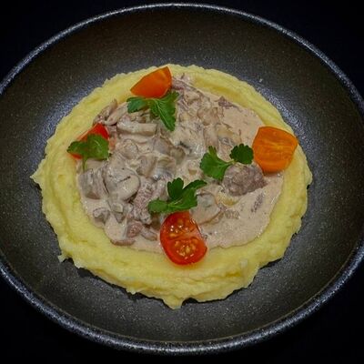 Бефстроганов и картофельное пюре в Leroy по цене 1190 ₽
