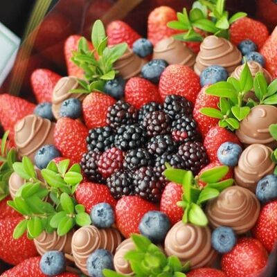 Букет из клубники, ежевики, голубики Секреты страсти в Мастерская подарков Катерины Колбасовой по цене 7350 ₽