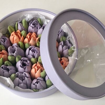 Сиреневые и оранжевые тюльпаны из зефира в Fujibox по цене 2500 ₽