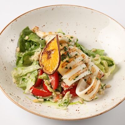 Теплый салат с кальмаром и кускусом в Барбарис по цене 420 ₽