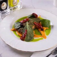 Лосось под корочкой из базилика с морковным пюрев Лобби бар