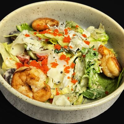 Салат с креветками в Сытый гусь по цене 900 ₽