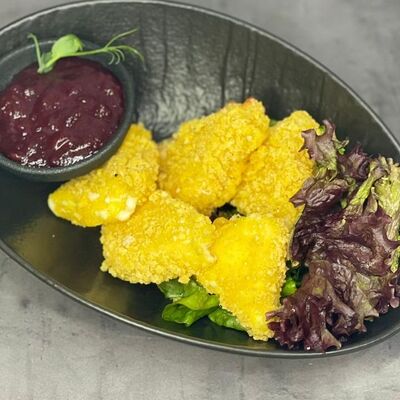 Сыр Сулугуни в хрустящей корочке с ягодным соусомв Лось Лосось по цене 650 ₽