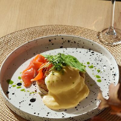 Яйцо Бенедикт на бриоши с лососем и авокадо в En Ferio по цене 710 ₽