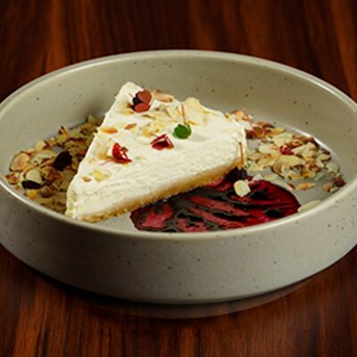 Чизкейк с домашним черничным вареньем в Монтесори Lounge по цене 372 ₽