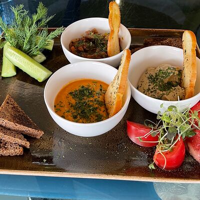 Сет из овощной икры с тостами и овощами в Эник Беник по цене 450 ₽