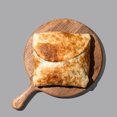 Пеновани с зеленью слоеное тесто в Хачапури и вино по цене 260 ₽