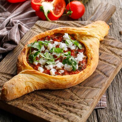 Лодочка из слоеного теста с овощами-гриль в Пряности & Радости на Васильевском по цене 590