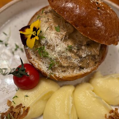 Бефстроганов с белыми грибами и картофельным пюре в Ярды Superbar по цене 1000 ₽