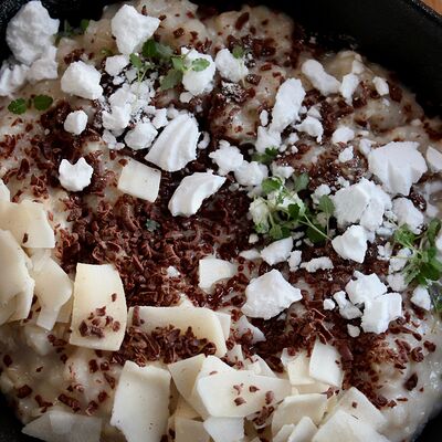 Овсяная каша с шоколадом, меренгой и кокосовыми чипсами в Хюгге Сырный ресторан по цене 390 ₽