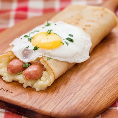 Блин с глазуньей и сосиской в Блин и Мясо по цене 420 ₽