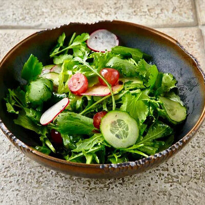 Овощной салат с виноградом и клубникой, базиликовой заправкой в Тбилисо по цене 500 ₽