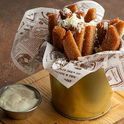 Ржаные гренки с сырно-чесночным соусом в Иван да Марья по цене 560 ₽