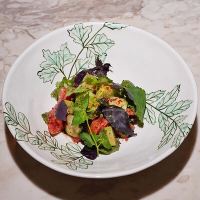 Салат с томатами, авокадо и грецким орехомв Poly по цене 910 ₽