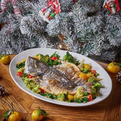 Дорадо запеченная с брокколи и шпинатом в Сыроварня по цене 10000 ₽