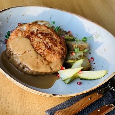 Гигантская котлета из домашней курицы с беконом, картофелем и овощами в Победа по цене 490