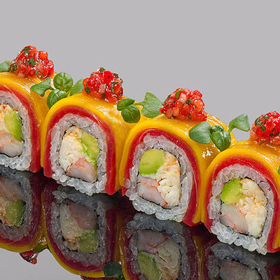 Ролл с тунцом еллоуфин, камчатским крабом, тигровыми креветками, авокадо и манго в Bluefin по цене 3420 ₽