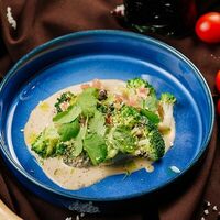 Брокколи с обжаренным беконом в ореховом соусе в Мясной паб Тот самый