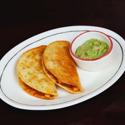 Кесадилья с мясным фаршем и гуакамоле в Lions Head по цене 640 ₽