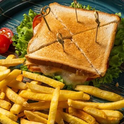 Клаб-сэндвич Ветчина, сыр и фри в Каретный дворик по цене 630 ₽