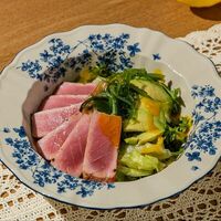 Зеленый салат c тунцом и авокадо в Airy restaurant