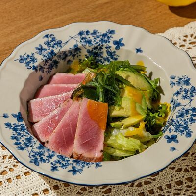 Зеленый салат c тунцом и авокадо в Airy restaurant по цене 940 ₽