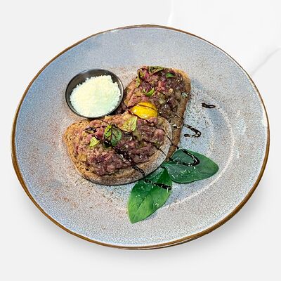 Тартар Angus из вырезки теленка в Caviar по цене 750 ₽