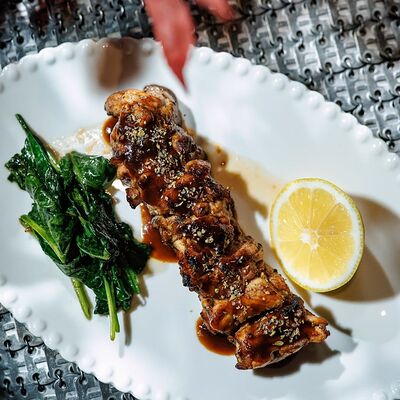 Цыпленок гриль со шпинатом в Потроха по цене 748 ₽