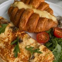 Омлет с грибами, сливочно-грибным соусом и сырным круассаном в Дольче