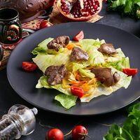 Теплый салат с куриной печенкой в Мясо & Хинкали
