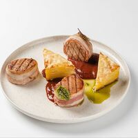 Медальоны из cвинoй вырезки в беконе с картофельным гратеном в Kiss